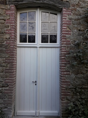 Porte avec imposte et fenêtres à meneaux