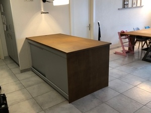 Îlot central en chêne massif et mdf de couleur