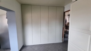 Placard de rangement dans une cuisine.