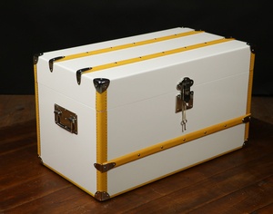 Malle Laque blanche et cuir , bijouterie palladium