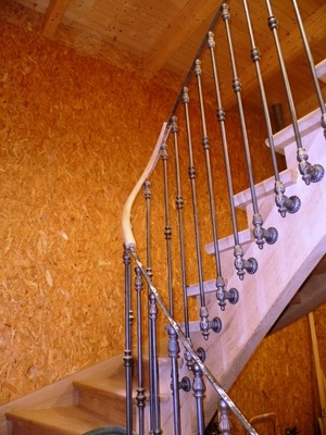 Main-courante débillardée sur plat métal