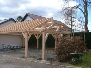 Un carport en mélèze, pour deux voiture, avec un abris de jardin.