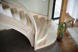 Un escalier en courbe irrégulière