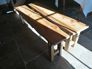 Bancs presque jumeaux en chene recyclé et résineux appétissant