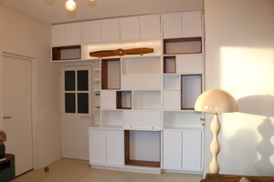 Bibliothèque murale, MDF peint et noyer massif