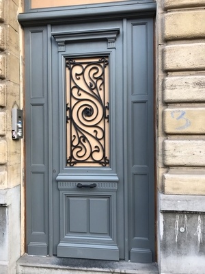Porte d’entrée pour immeuble de style