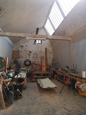 70m2,très lumineux et belle hauteur de travail.