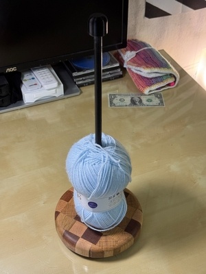 Dérouleur de pelotes de laine