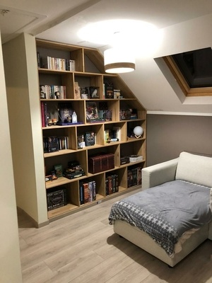 Bibliothèque en panneaux de chêne.