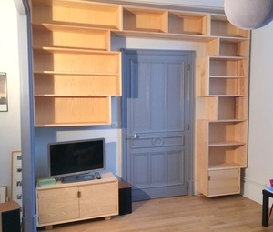 Bibliothèque murale en caissons