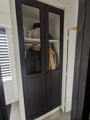 Placard d'entrée avec porte pliante avec grillage