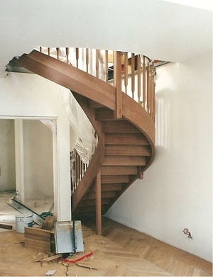 Escalier lamellé colle en fer à cheval