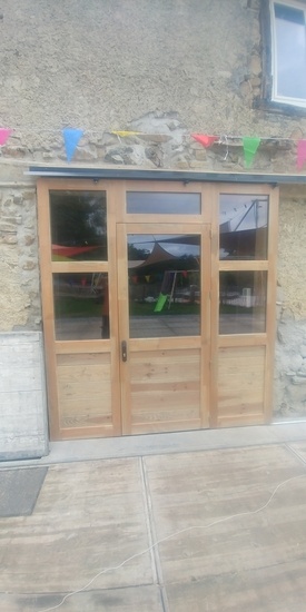 Porte coulissante d une salle de reception