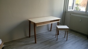 Bureau et chevet assortis