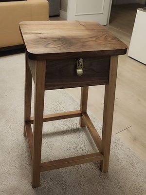 Tabouret et petit coffre