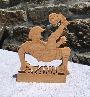 Petites figurines en hêtre, à la scie à chantourner