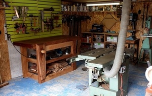 Ancien garage (comme souvent), la photo est prise de la porte (ouverte)