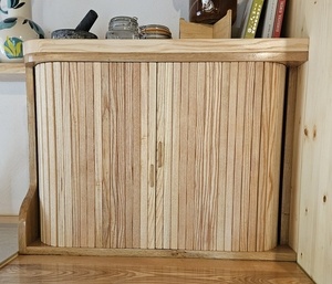 Meuble à rideaux bois