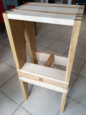 Tabouret haut, aux outils à main "unplugged"