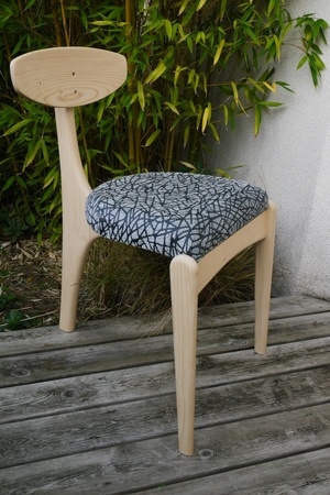 Chaise à trois pieds