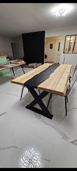 Table en frêne et résine époxy