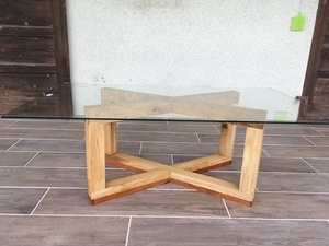 Du chêne, du cerisier et du verre.