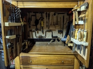 Recyclage d'un meuble TV pour le rangement des outils