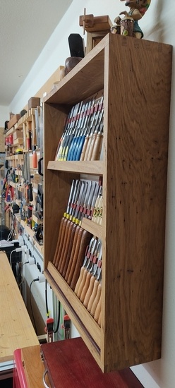 Petit meuble suspendu pour ciseaux à bois