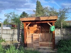 Construction d'un abri à compost en châtaignier avec toit végétal