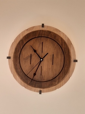 Horloge hêtre partiellement teintée