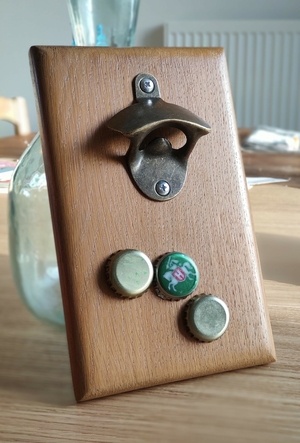 Décapsuleur avec récupération des capsules par aimants