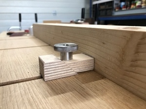 Une butée qui serre et qui plaque en trois coups de scie