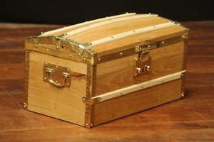 Malle de poupée  chene et laiton