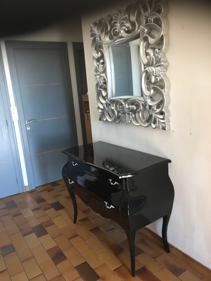 Commode galbée d'inspiration baroque