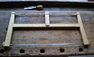 Cadre de scie à chantourner, sorti d'une bûche