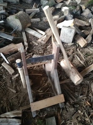 Un fendoir à bûches et sa masse.