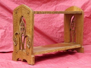 Étagère d'inspiration gothique