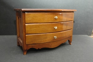 Commode miniature en noyer, copie d'un modèle alsacien du XVIII ème