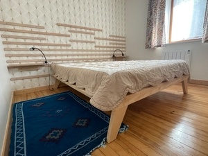 Lit type futon et décoration mural frenchcleat pour tables de nuit et autres déco