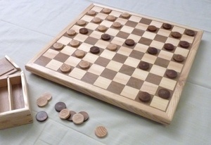 Damier en frêne et noyer avec boîte à pions.