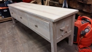 Un joli banc de lit étoilé