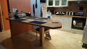 Table de cuisine avec bande de granite