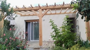 Pergola avec enture droite crantée abouts en coupe et clefs.