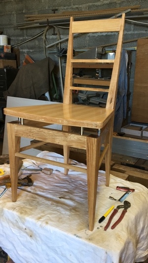 Chaises et tabouret pour la cuisine