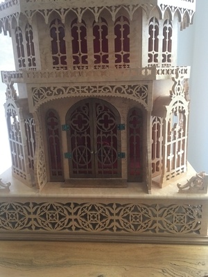 CATHEDRAL À LA SCIE À CHANTOURNER