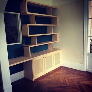 Bibliothèque contemporaine en frêne massif