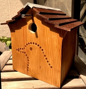 Un nichoir à mésanges suspendu