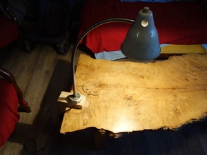 Une petite presse comme support de lampe industrielle