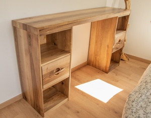 Un bureau...avec le noyer du Larbin.