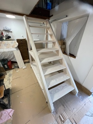 Un escalier ou échelle de meunier amovible, stable et range tout.